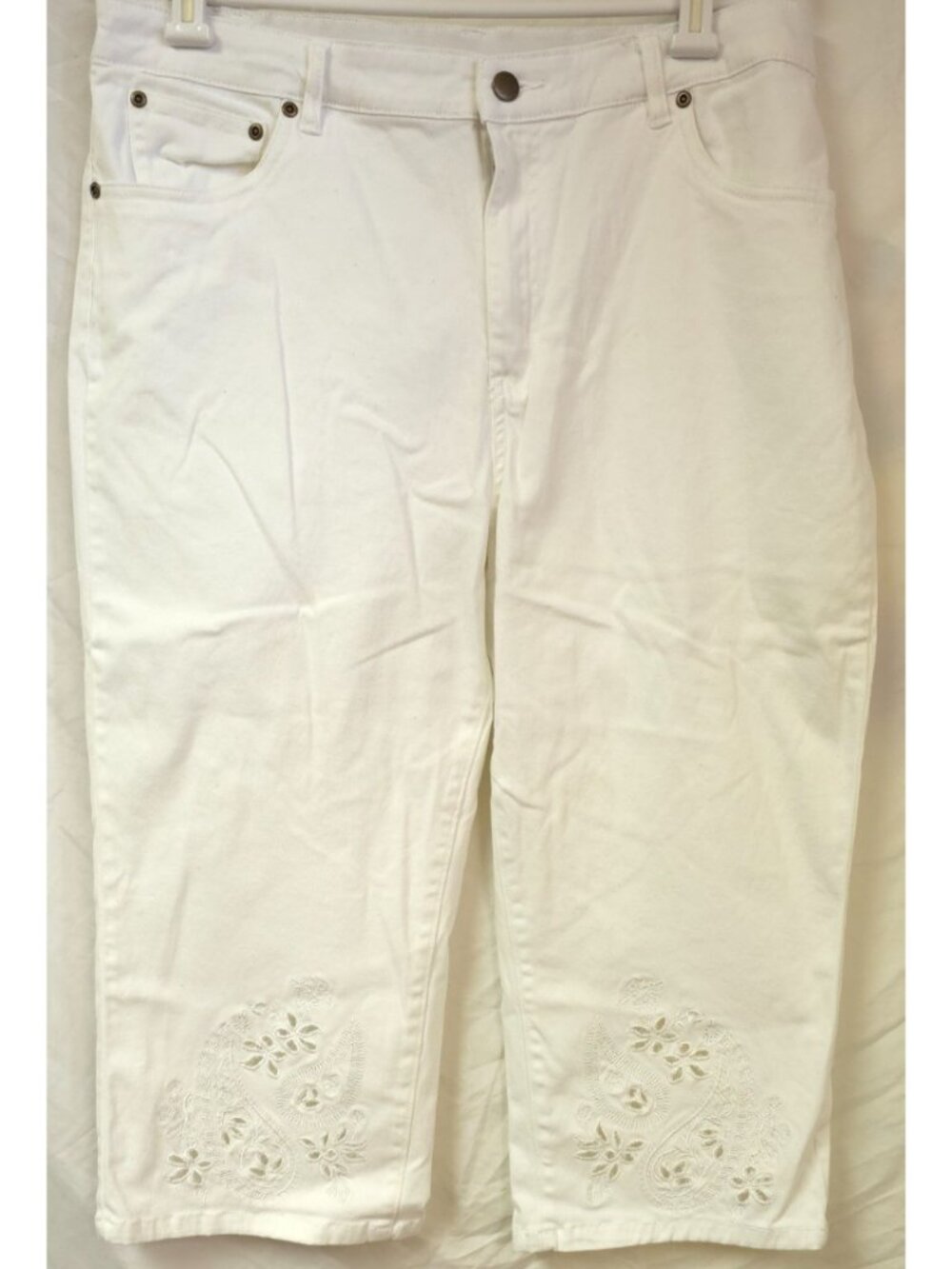 American Sweetheart Size 12 White Cut Out Floral Embroider Paisley Capri Pants